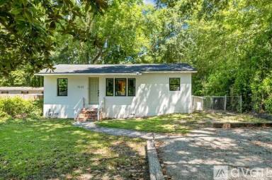 Main picture of 1532 Joan St