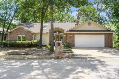 Main picture of 30 Kensington Dr