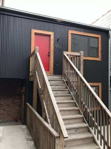 Main picture of 952 W 31st Pl