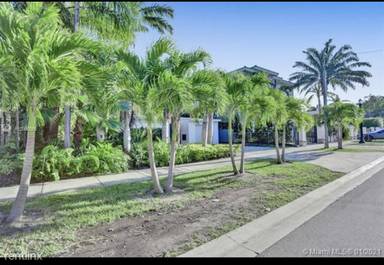 Main picture of 3075 N Bay Rd