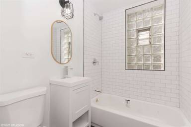 Main picture of 2843 W Fletcher St