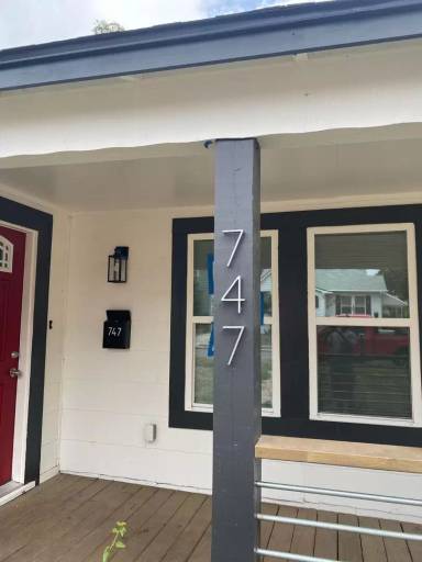 Main picture of 747 Bailey Ave