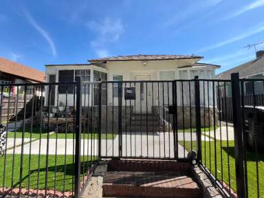 Main picture of 2910 S Budlong Ave