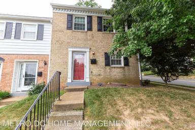 Main picture of 313 Center St N