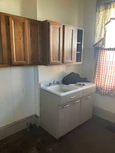 Main picture of 658 E Walnut St