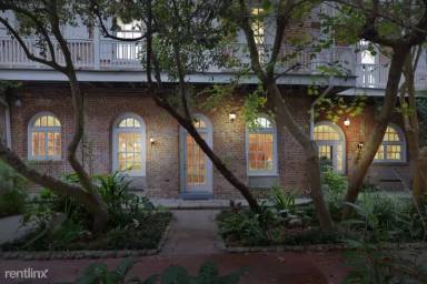 Main picture of 921 Chartres St