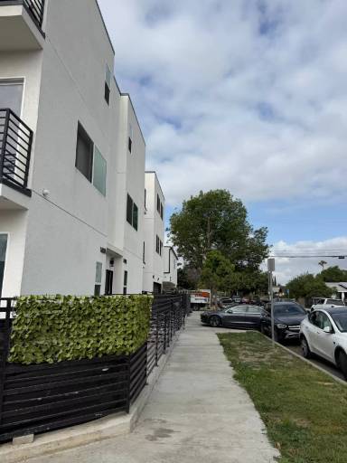 Main picture of 1400 W 57th St