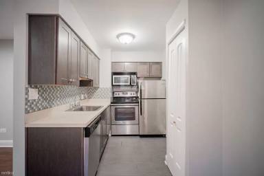Main picture of 452 W Oakdale Ave