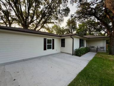 Main picture of 696 Bosque Ln