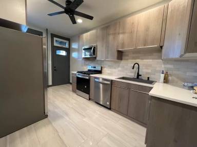 Main picture of 6166 N Winthrop Ave