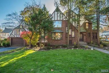 Main picture of 272 W Ivy Ln