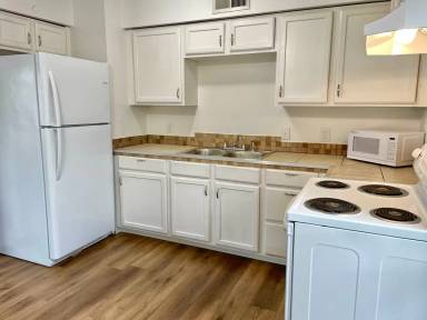 Main picture of 2421 Country Club Blvd