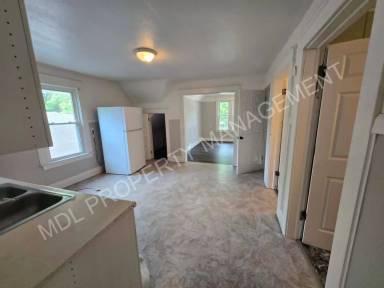 Main picture of 2120 Stark St