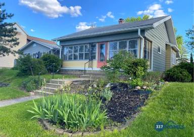 Main picture of 1123 Hoefgen St