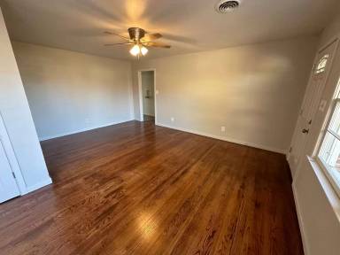 Main picture of 3609 S Lamar St