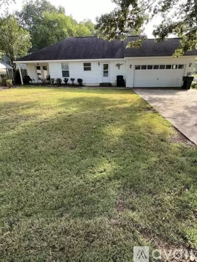 Main picture of 140 Hampton Cir