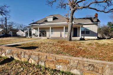 Main picture of 814 W Ball St