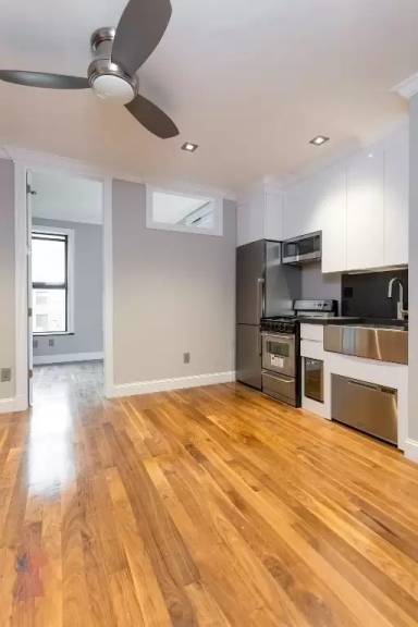 Main picture of 12 E 116th St