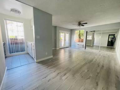 Main picture of 7044 Hawthorn Ave
