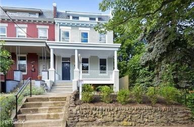 Main picture of 1321 Valley Pl SE