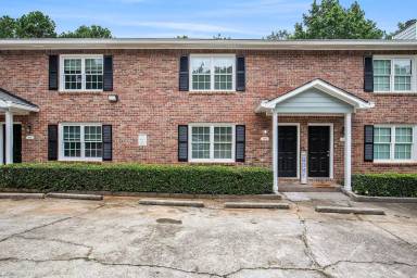 Main picture of 2884 Spruce Cir