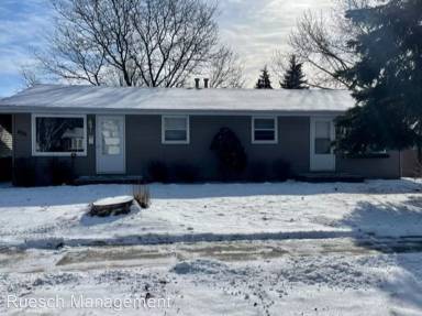 Main picture of 828 Smits St