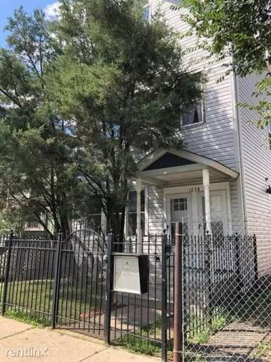 Main picture of 1638 N Washtenaw Ave