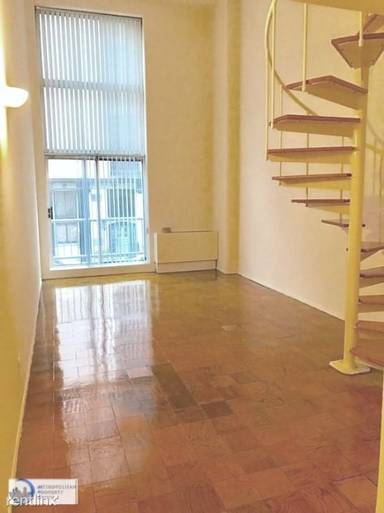 Main picture of 220 E 24th St