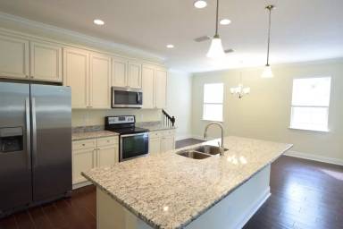 Main picture of 100 E Orlando St