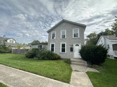 Main picture of 669 Lake St