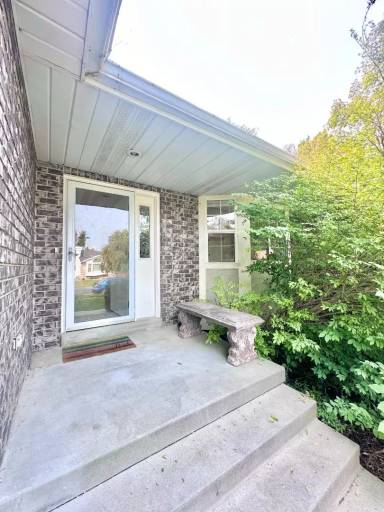 Main picture of 242 E Clover Ridge Dr