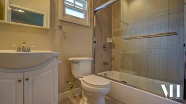 Main picture of 1034 W 22nd St