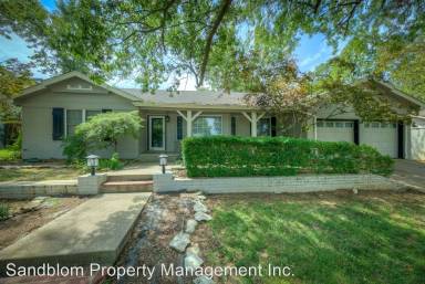 Main picture of 2918 E 77th Pl