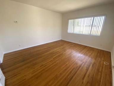 Main picture of 949 W 18th St