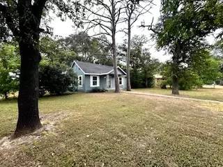 Main picture of 300 N Oak St