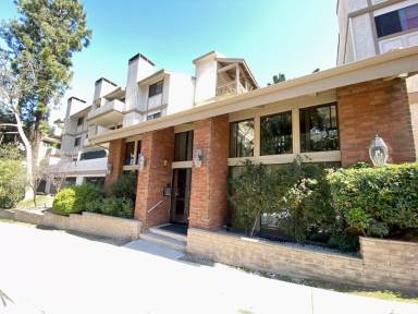 Main picture of 3480 Barham Blvd