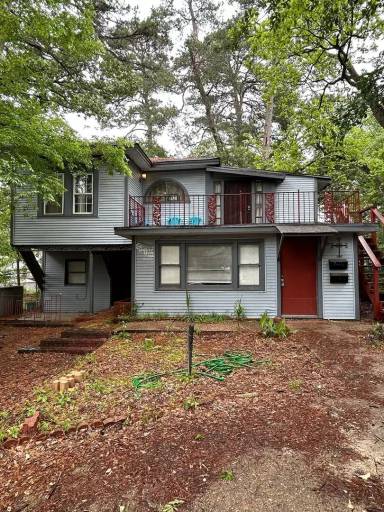 Main picture of 616 College St