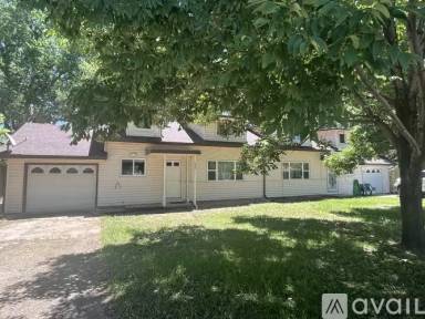 Main picture of 836 Dewey St