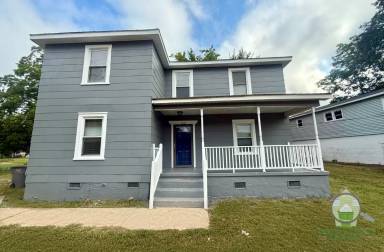 Main picture of 1206 W Bramlett Rd