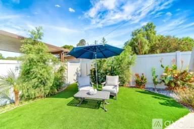 Main picture of 23354 Burbank Blvd