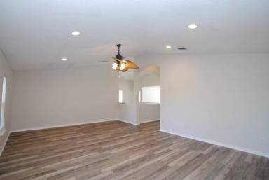 Main picture of 402 Hearthside Ct
