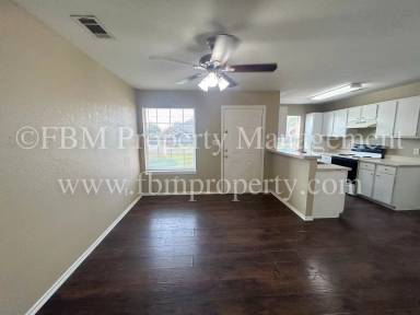 Main picture of 208 W Lamar St