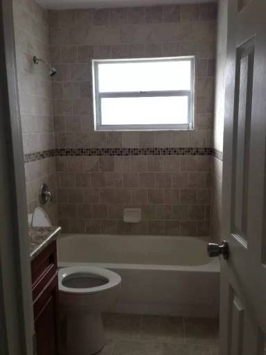 Main picture of 2422 S Lake Ave