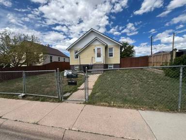 Main picture of 2110 E 13th St