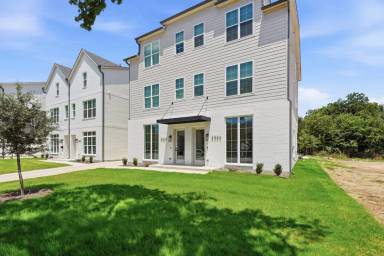 Main picture of 3323 S University Dr