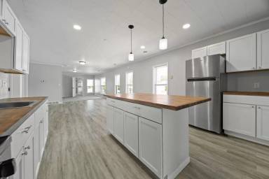 Main picture of 801 W 26th St