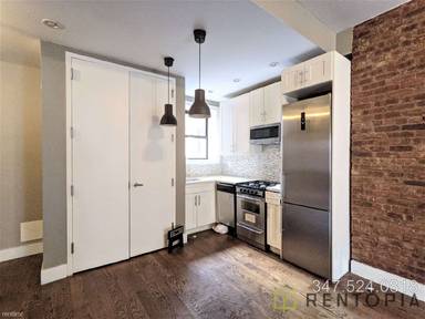 Main picture of 205 Saint James Pl