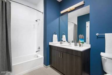 Main picture of 713 N Milwaukee Ave