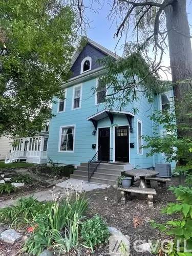 Main picture of 3228 Grand Ave S