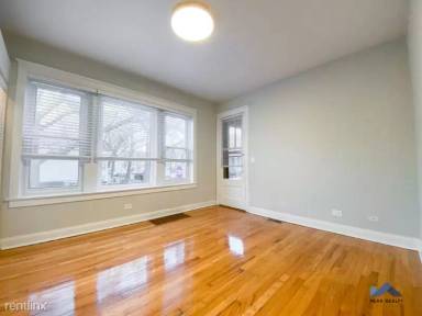 Main picture of 1737 W Waveland Ave